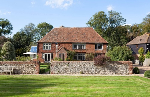 Ashford Cottage | Dormestone House by Bloom Stays, sleeps 10 guests in 4 bedrooms