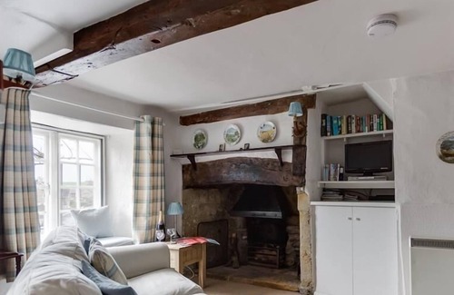 Burton Bradstock Cottage | DORMOUSE COTTAGE, pet friendly, with a garden in Burton Bradstock