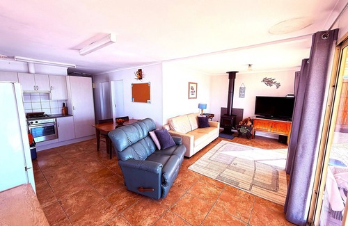 Carribie House | Dot n Pats ~ Absolute Beachfront! Free Wifi