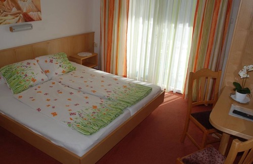 Klopein Bed & Breakfast | Double room, balcony, lake view/lake side - Pension Agnes