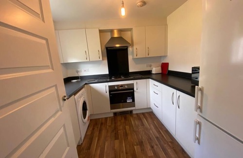 Longcroft House | Double bedroom in a brand new shared property, 3 miles away from airpo