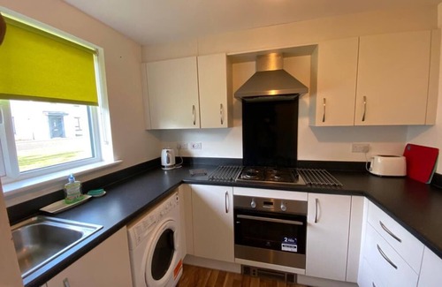 Longcroft House | Double bedroom in a brand new shared property, 3 miles away from airpo