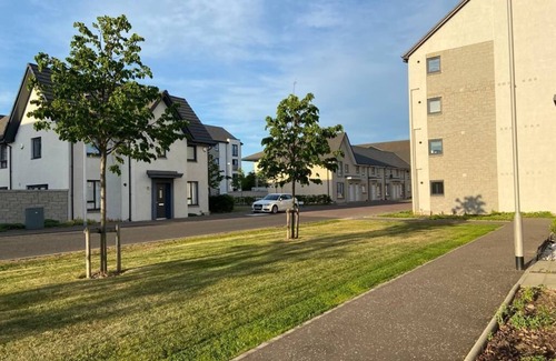 Longcroft House | Double bedroom in a brand new shared property, 3 miles away from airpo