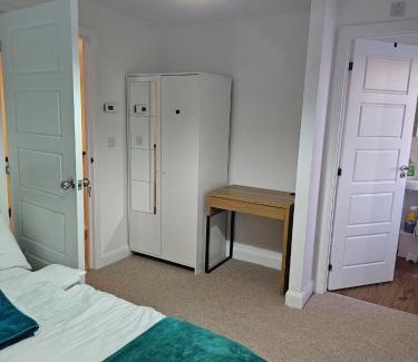 Dartford House | Double Bedroom in Dartford central- Private Toilet & Bathroom