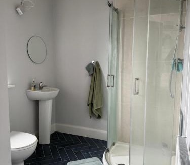 County Cork House | Double bedroom with private bathroom close to city center