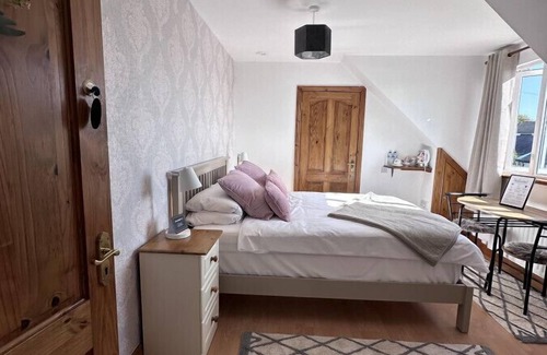 Malahide House | Double en-suite in a pretty Guest House close to Malahide Castle & Dublin Airport