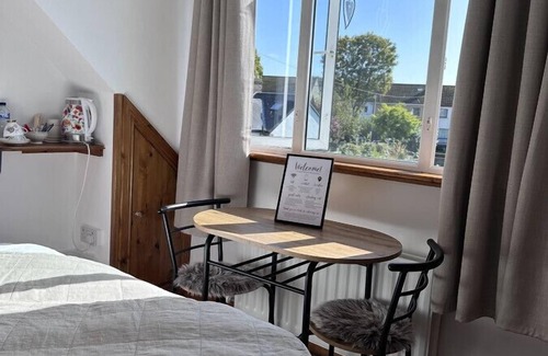 Malahide House | Double en-suite in a pretty Guest House close to Malahide Castle & Dublin Airport