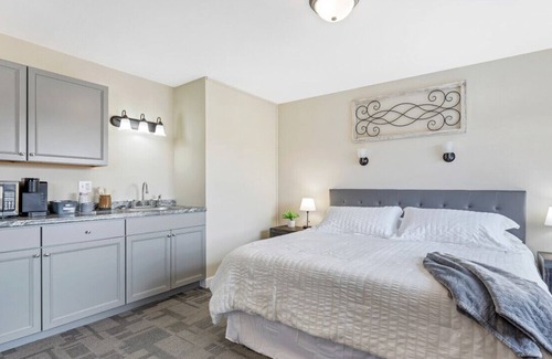 New Florence Hotel | Double Hotel Room w/ King, Pullout, & Private Bath