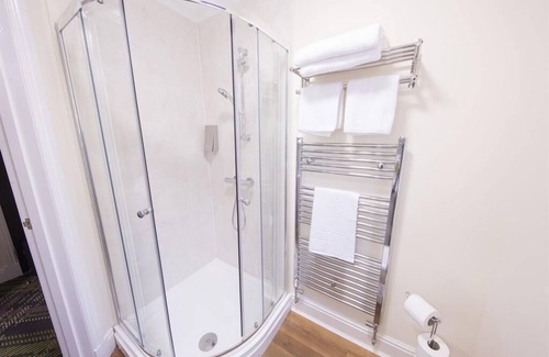 Hamilton House | Double or Twin Ensuite with Shower at The Bay Horse
