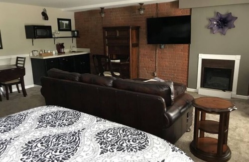 Corning Apartment | Double Queen Guestroom