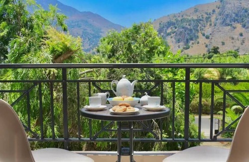 Grand Blanc House | Double room with balcony and mountain view
