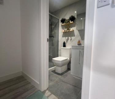 Bethnal Green Apartment | Double Room-2- in a great location-A newly apartment with 3 floors- 5 rooms-3 Bathroom-1 kitchen-1 terrace