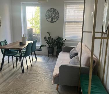 Bethnal Green Apartment | Double Room-2- in a great location-A newly apartment with 3 floors- 5 rooms-3 Bathroom-1 kitchen-1 terrace