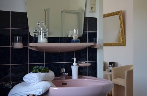 Leiwen Bed & Breakfast | Double room bath/WC, room 5 - Ferienweingut Jostock-Hermes
