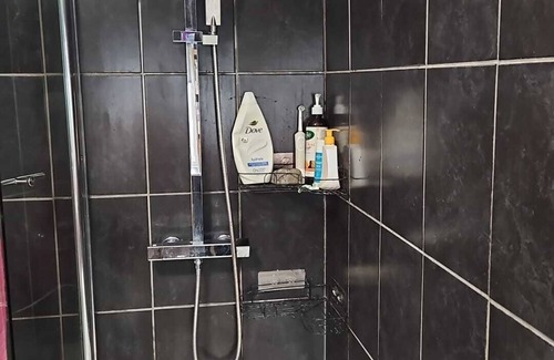 Sherwood Forest House | Double room in charming house. Secured with WiFi in Meden Vale, Mansfield.