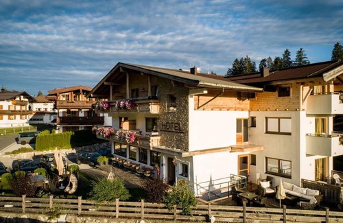 Ellmau House | Double room in country house, shower, toilet, balcony - Landhotel Föhrenhof