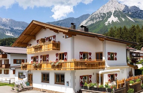 Ellmau House | Double room in country house, shower, toilet, balcony - Landhotel Föhrenhof
