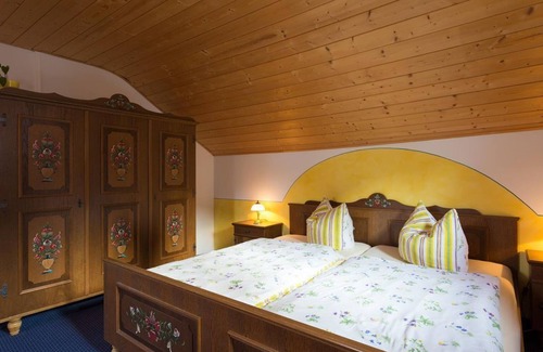 Oberammergau Bed & Breakfast | Double room (No. 7, 4-6 nights) - Pension Zum Kirchenbauer
