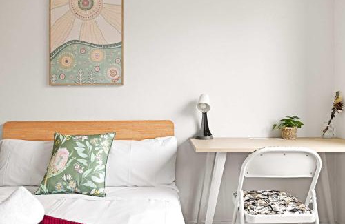 Auburn House | Double Room - Prime location - Convenient Spot in Auburn - Shared Bathroom