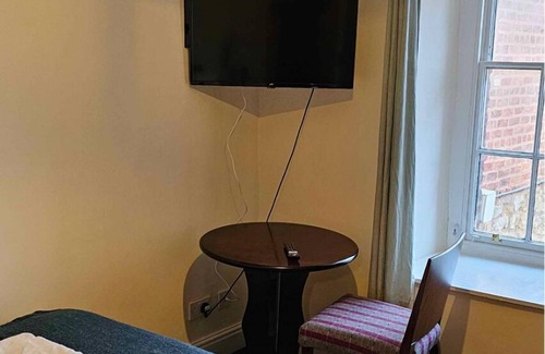 Mynydd Isa House | Double Room Shared Bathroom Free Wi-Fi TV Mold