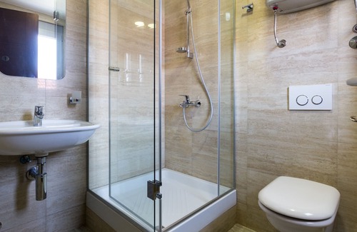 Denovici Apartment | Double Room Steps from the Sea