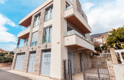 Denovici Apartment | Double Room Steps from the Sea