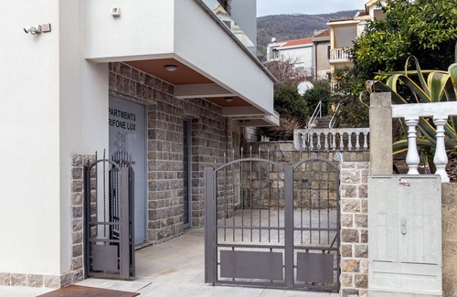 Denovici Apartment | Double Room Steps from the Sea