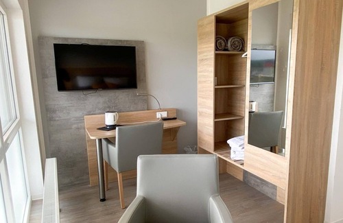 Breitscheid House | Double room window to the airfield, shower WC - Boardinghouse Breitscheid