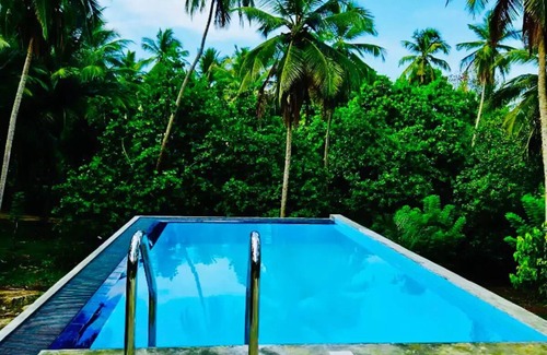 Mallawapitiya House | Double Room with Garden View - THE HIDEOUT KURUNEGALAnn