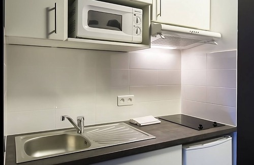 Dijon Hotel | Double Studio Supérieur Stay w/Parking & Lovely Views! Pets Welcome!