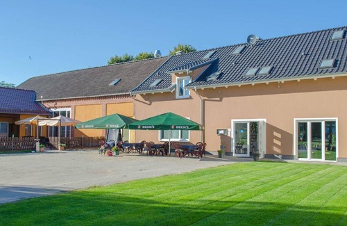 Weisen Apartment | Double/twin room with bathroom and garden view