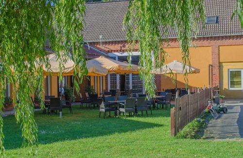 Weisen Apartment | Double/twin room with bathroom and garden view