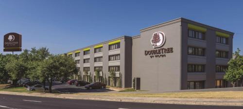 Waters Park Hotel | DoubleTree by Hilton Austin Northwest - Arboretum