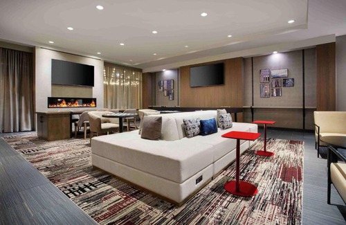 Bedford Park Hotel | DoubleTree by Hilton Chicago Midway Airport, IL