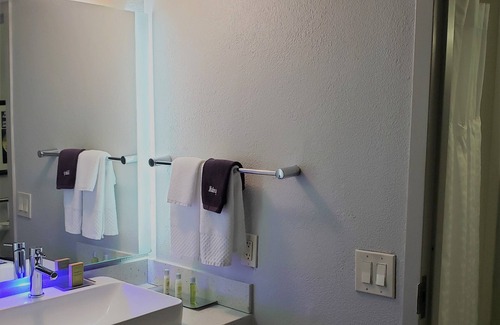 Waters Park Hotel | DoubleTree by Hilton Hotel Austin Northwest Arboretum