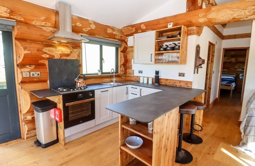Upper Sapey Cottage | DOUGLAS CABIN, pet friendly, with hot tub in Clifton Upon Teme