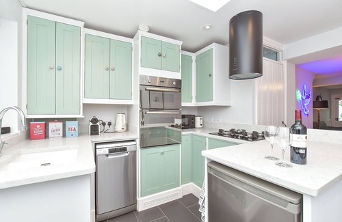 Arundel House | Dove Cottage Arundel-WATERSIDE TERRACE*CENTRAL*TRANQUIL*LUXURIOUS* PARKING