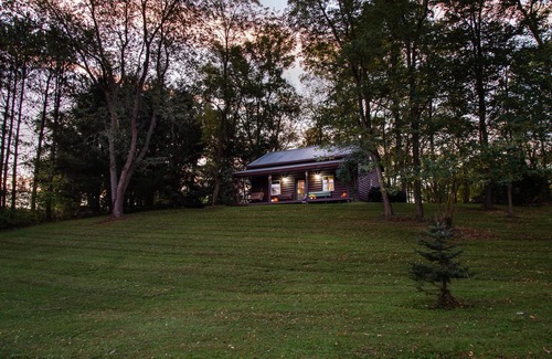Lakeville Cottage | Dove Cottage at Secluded Cabins