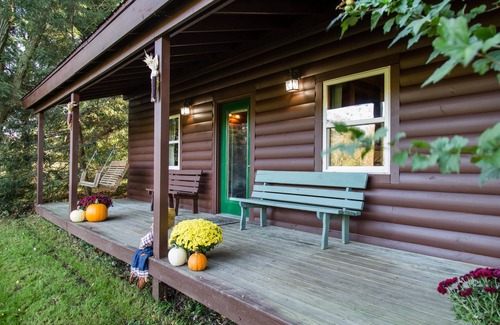 Lakeville Cottage | Dove Cottage at Secluded Cabins
