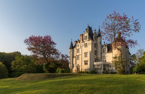 Noyant-de-Touraine Apartment | Dovecote in enclosed estate overlooking Château de brou
