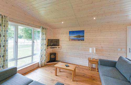 Saddleworth House | Dovestone Luxury Lodges sleeps 6 - pets welcome