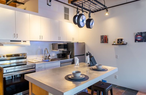 Downtown Edmonton Condo | ⭐️ Downton Edmonton Loft w/Free Parking - Walk to Rogers Place!