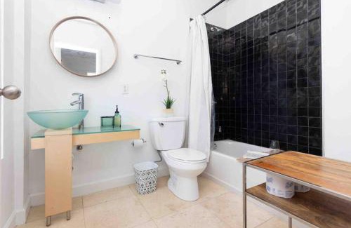 Downtown Miami Apartment | Downtown 1-BR with Balcony - 5 Minutes to Wynwood