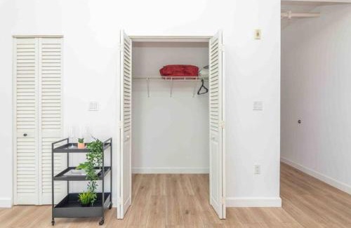 Downtown Miami Apartment | Downtown 1-BR with Balcony - 5 Minutes to Wynwood