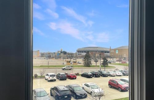 Downtown Des Moines Apartment | Downtown 1br By Steps From Wells Free Parking