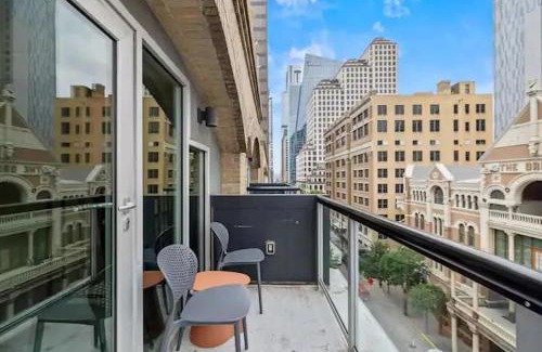 West End Apartment | Downtown 2 bedroom Apartment with Stunning Austin Views Pool, Gym, Centric