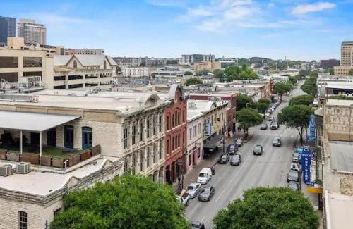 West End Apartment | Downtown 2 bedroom Apartment with Stunning Austin Views Pool, Gym, Centric
