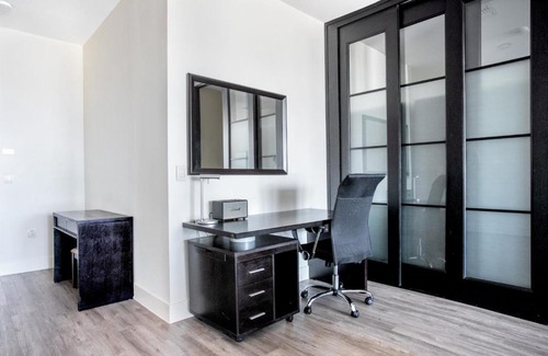 City West Apartment | Downtown 2br w pool gym wd nr Convention Center LAX-1040