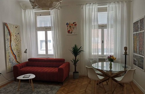 Old Town Apartment | Downtown 3 BDR Charm - walk to all attractions
