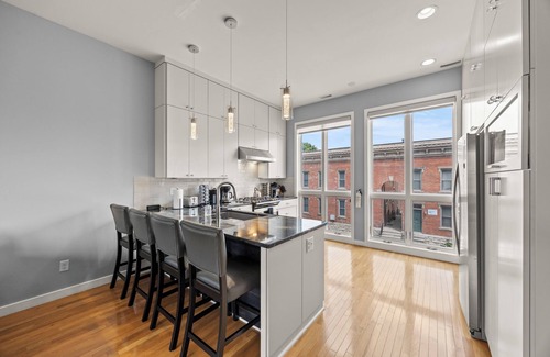 Italian Village House | Downtown 4BR, Hot tub, Rooftop Deck – 1 Block to High St, Walk to Convention Ctr